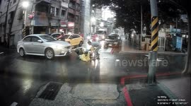 BRUTAL ACCIDENT: Driver cruises through a red light causing the moped rider to get wiped out (Dashcam Video)