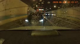 ACCIDENT / FAIL: Clueless bus driver crashes into the back of vehicles (Dashcam Video)