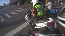 WTF MOMENT: Traffic enforcer caught on their phone at traffic lights (Dashcam Video)