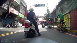 WTF MOMENT: Traffic enforcer checks mobile device while parked at traffic lights (Dashcam Video)