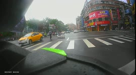 ACCIDENT / FAIL: Reckless moped rider skips red light and hits the rear end of a taxi driver (Dashcam Video)