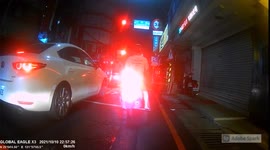 ACCIDENT / FAIL: Mercedes driver spins out the moped rider and drives off (Dashcam Video)