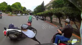 ACCIDENT / FAIL: Clueless moped rider causes traffic enforcer to crash (Dashcam Video)