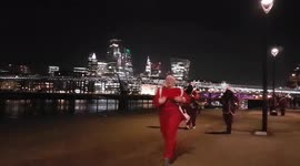 Ho Ho Go: Hundreds of Santas take part in festive run in London