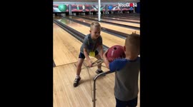Bowling fail when 4-year-old gets accidentally hit with ball