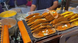 Street Food: watch delicious Thai crispy crepes being made
