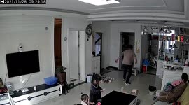 Doorway pull-up bar gives way as man jumps onto it in eastern China