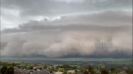 Ominous shelf cloud creeps over Australian state