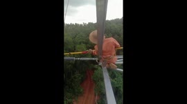 Vietnamese electricians try to repair leaking power lines with lightning at an altitude of tens of meters