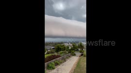 Massive 'shelf cloud' rolls across Melbourne, Australia