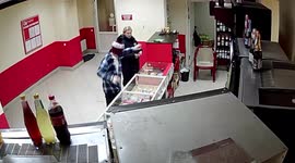 Robber uses plastic as weapon to steal cash from Russian cafe