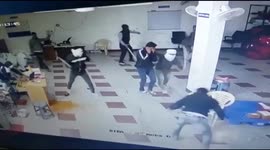 Brave workers fend off robbers armed with bats at Amazon facility in India