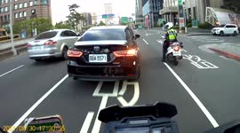 IDIOT ON THE ROAD: Toyota driver overtakes way too close while being pulled over (Dashcam Video)
