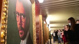 La Casa de Papel toma el metro de Banco de España La estación se ha decorado con motivo del estreno de la segunda parte de la temporada final