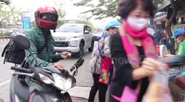 Thai street food vendor sells 50kg of sticky rice everyday as popularity soars during cooler weather