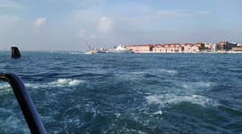 ambulancia en venecia navegando rapido