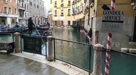 gondolas maniobrando en los canales de venecia