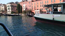 gondolas saliendo de espaldas  al gran canal de venecia