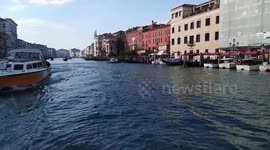 pasando por debajo del puente de rialto en venecia