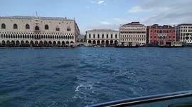 la plaza de san marco, en venecia, desde el vaporetto