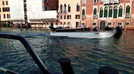 taxi veneciano llegando por el gran canal y amarrando para recoger a unos pasajeros en venecia