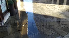 venecia se hunde cuando sube la marea desde el gran canal cerca del puente de rialto