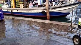 venecia se hunde y las terrazas del gran canal se inundan  de agua