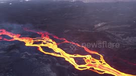 La Palma's volcano continues to erupt sending streams of lava towards city