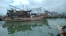The big boat test drive in the river go to doc with the mecanic