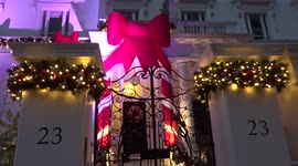Showstoping Christmas decorations in Chelsea make a car slow down - London