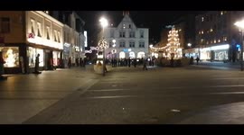 Weihnachten in Deutschland. Die Leute freuen sich aufgrund der Covid-Beschränkungen über irgendeine Art von Urlaub.