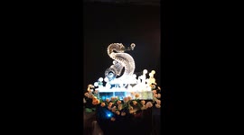 Vietnamese ice sculptor sculpts a beautiful seahorse from ice