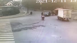 Horse-drawn carriage crashes into car on Chinese road