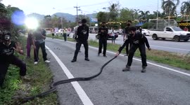 Rescue team battle angry cobra in Thailand