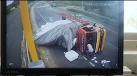Amazing luck for three drivers as their truck crashes on India highway
