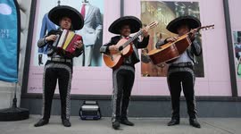Singing and dancing by Mariachi band on Regent Street! Mariachi el Mexicano plays festive music for shoppers
