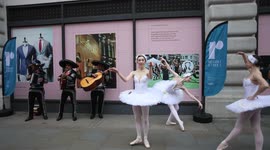 'Feliz Navidad' played by Mexican Mariachi Band! Ballerinas dance to festive music at Regent Street