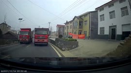 Car narrowly avoids oncoming truck attempting risky overtake in China