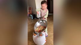 Skilled toddler shows off his wok tossing skills in China