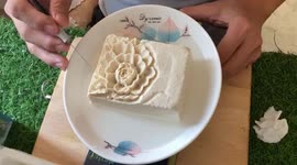 Vietnamese artist intricately sculpts beautiful flower on top of tofu