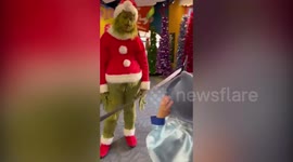 Grinch impersonator has hilarious interaction with two young children
