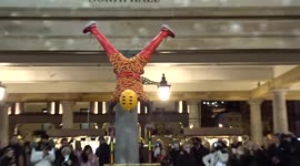 Street performer entertains crowds at christmassy Covent Garden Market