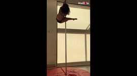 'Pole dancer SLAMMED on crash mat while practicing an awe-inspiring combo 
'