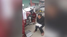 Chinese noodle vendor practices English on street, wows listeners with his posh British accent