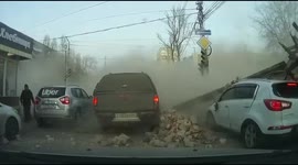 House suddenly collapses on road and drivers in Russia