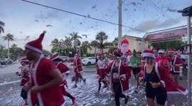 Hundreds of Santas compete in Jingle Bell Jog in Florida