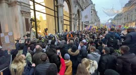 Anti lockdown crowd targets Apple Store with eggs
