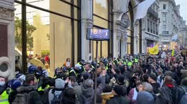 Anti-lockdown crowd targets London Apple Store with eggs