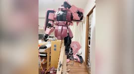 Student builds moving scale robot of Gundam model in Japan