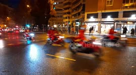 Grupo de Papa noeles en motocicleta en las calles del centro de madrid